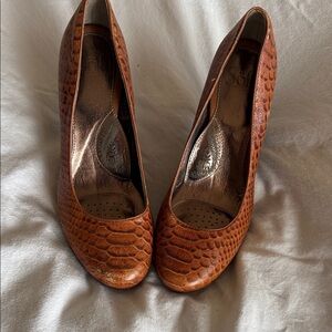 Sofft Women's Orange Textured Heels